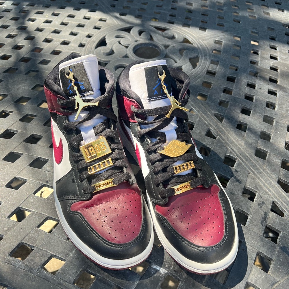 Wmns Air Jordan 1 Mid SE 'Gold Pendants'